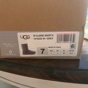 Size 7 Grey short UGGS